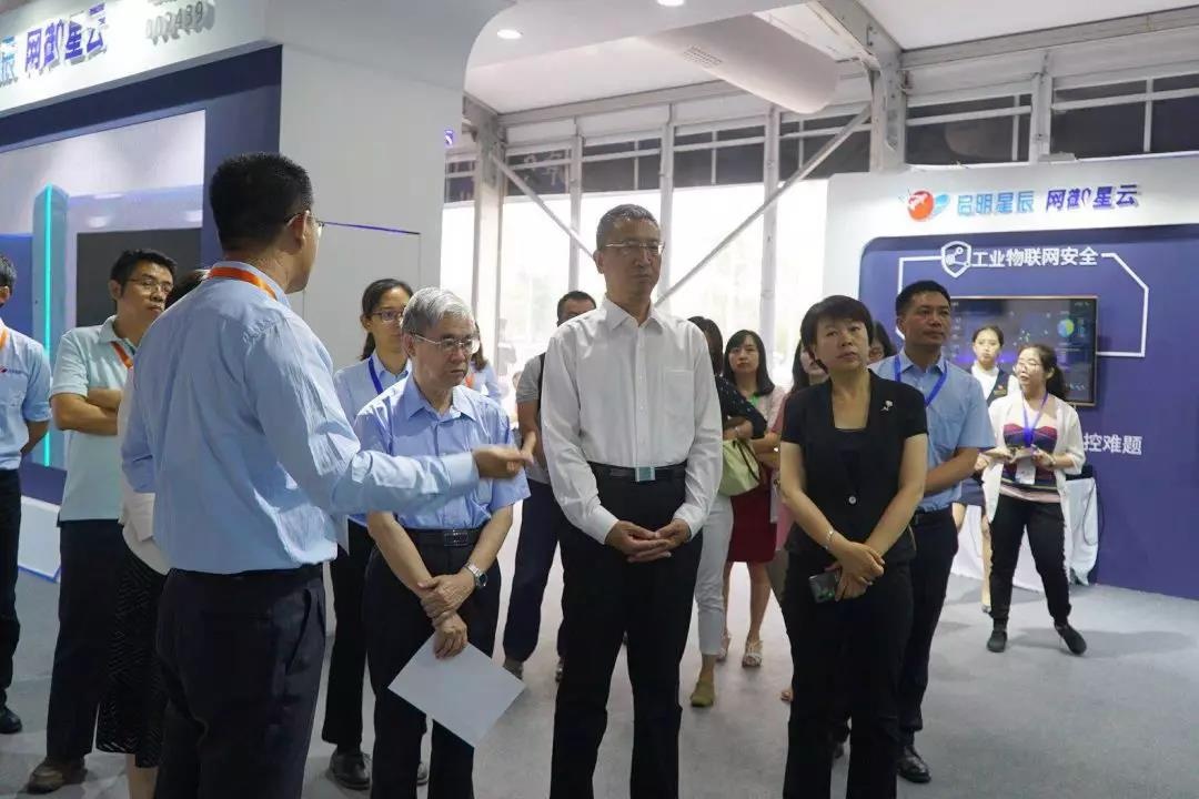 参会领导及专家一行莅临启明星辰集团展区 参会领导及专家一行莅临启明星辰集团展区